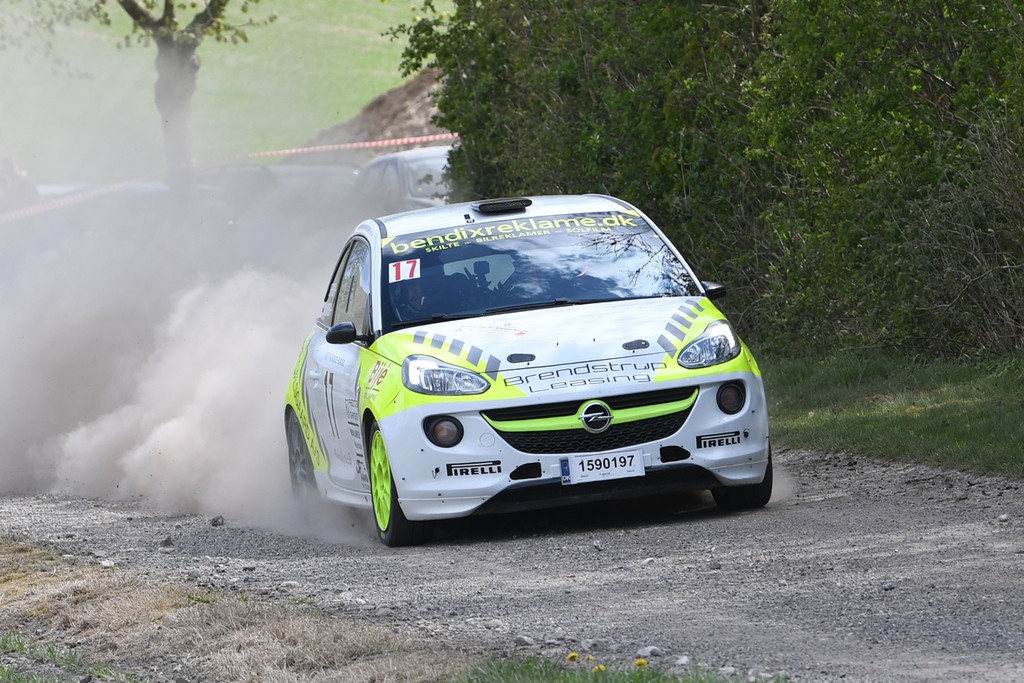 Rasmus Sørensen er oppe mod stærke modstandere i Rally4-biler, men hænger på med sin lille R2-bil så godt han kan. Her på lørdagens støvede sydvestfynske grusprøve ved Ebberup
(Foto: Morten Dam, specialpress@gmail.com)
